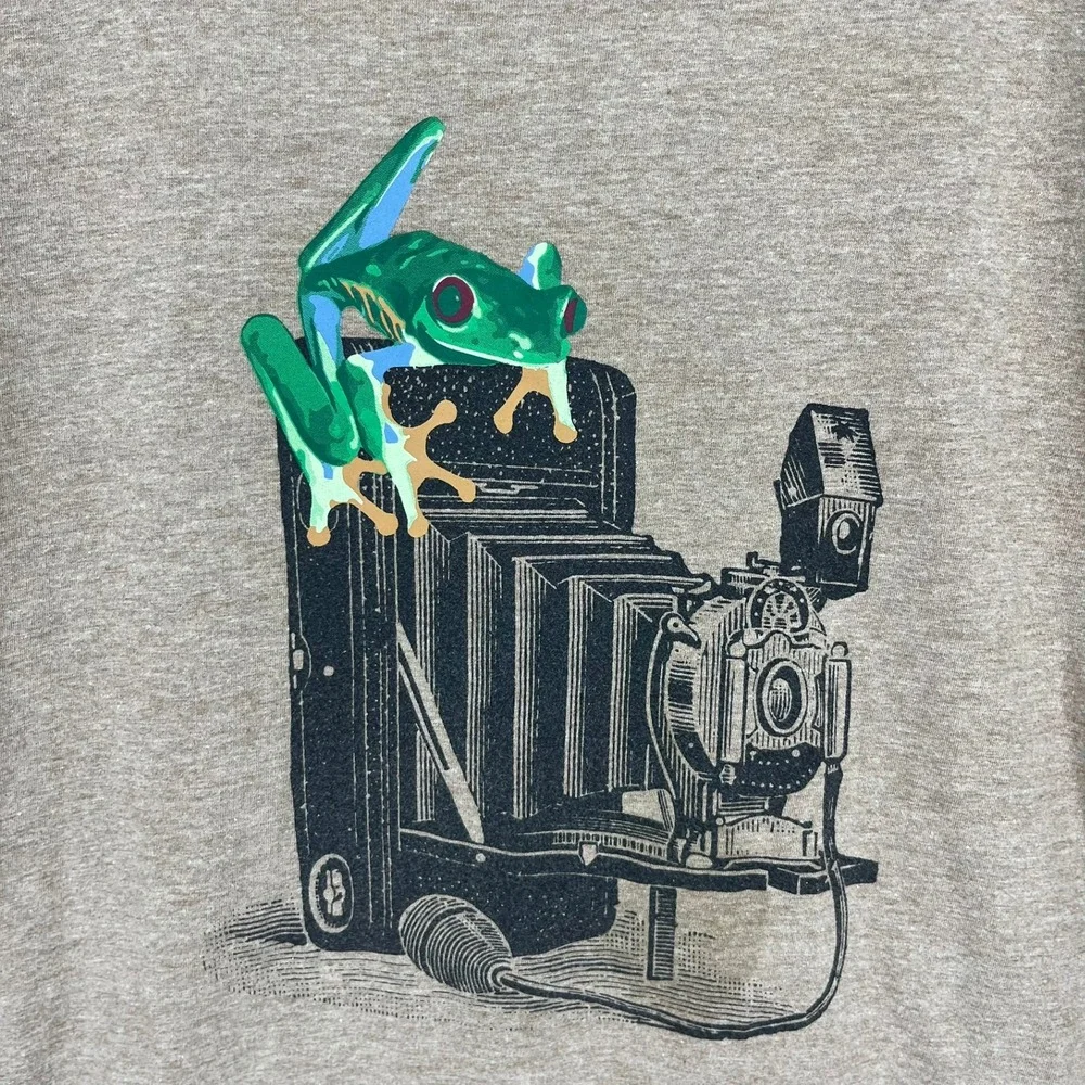 Banana Republic Mens Large Brown Graphic T-Shirt Frog Vintage Camera Photography